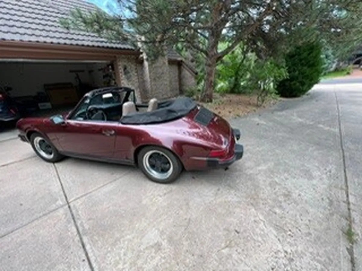 Porsche-911-1983-Ruby-Red-Metallic-Tan-8