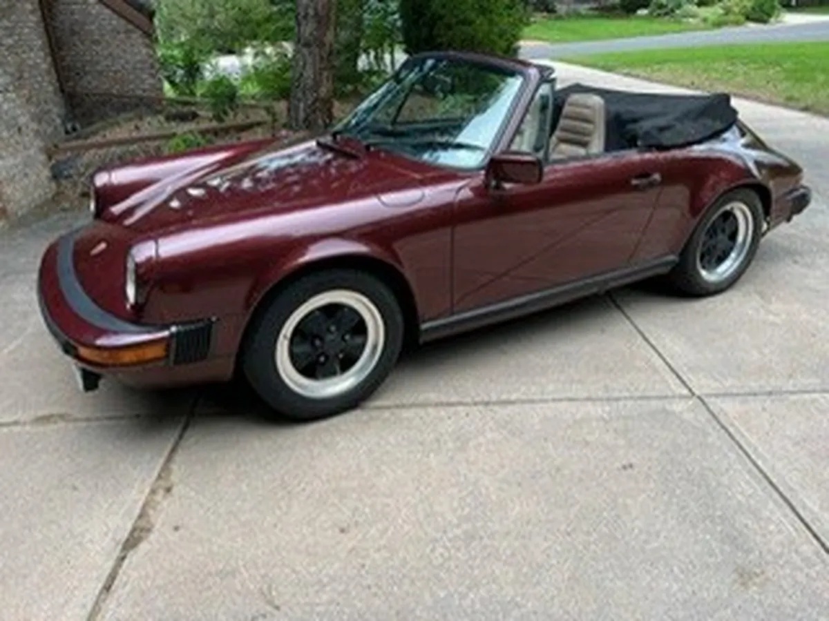 Porsche-911-1983-Ruby-Red-Metallic-Tan-9