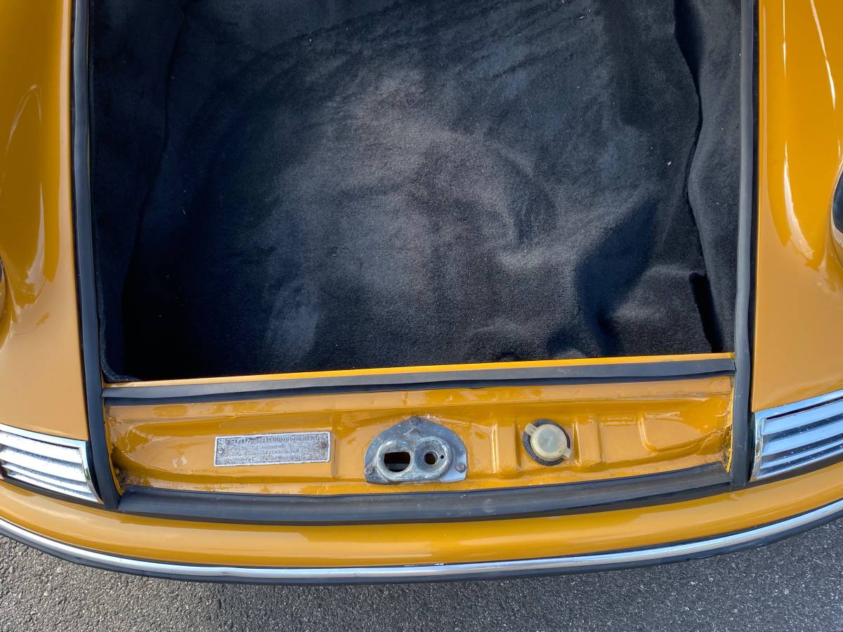 Porsche-912-1969-yellow-17