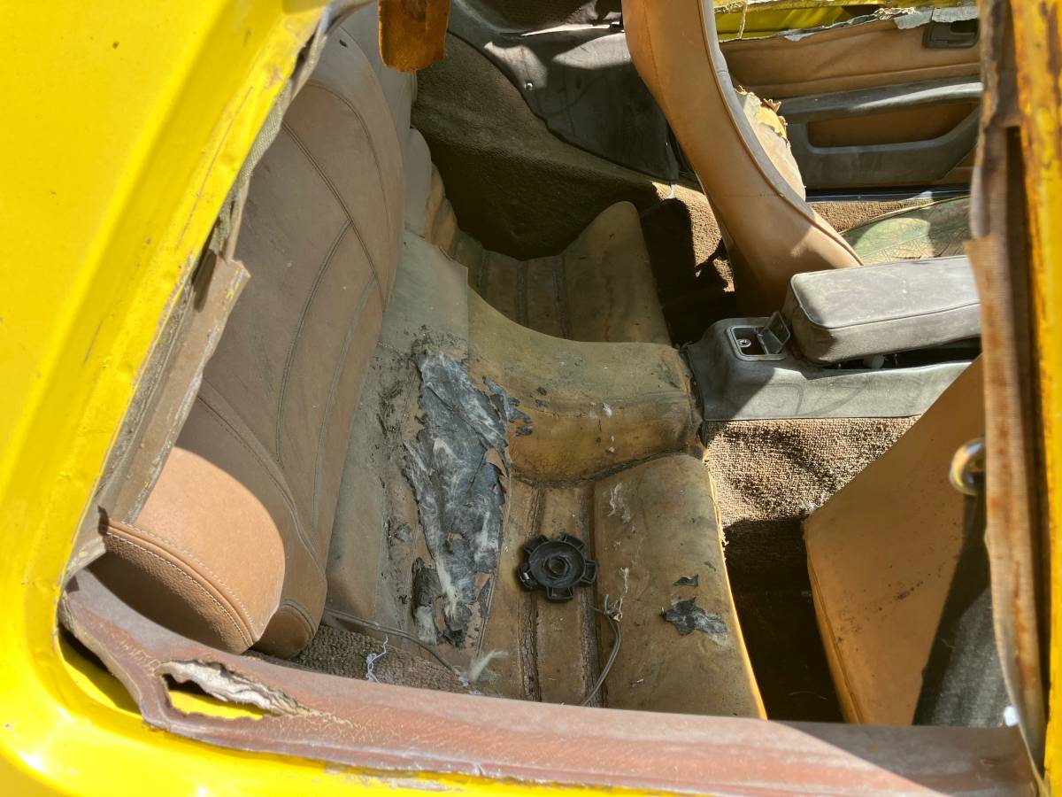 Porsche-924-1976-yellow-18