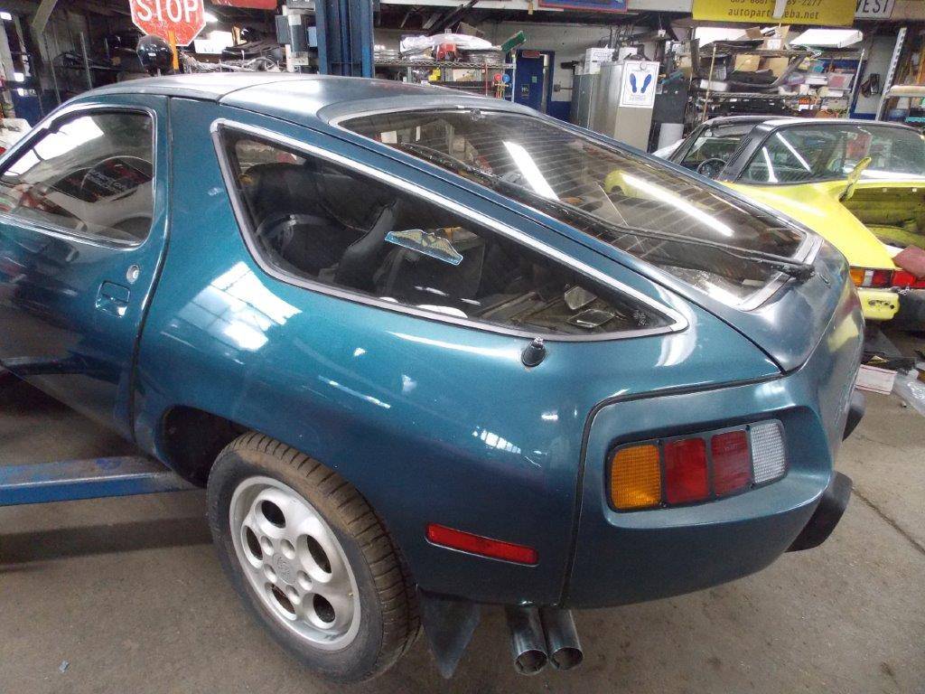 Porsche-928-1980-green-17