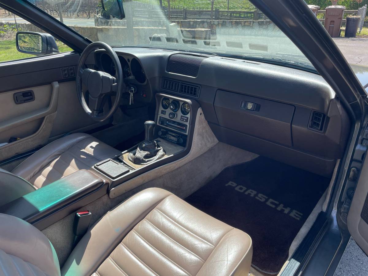 Porsche-944-1983-brown-16