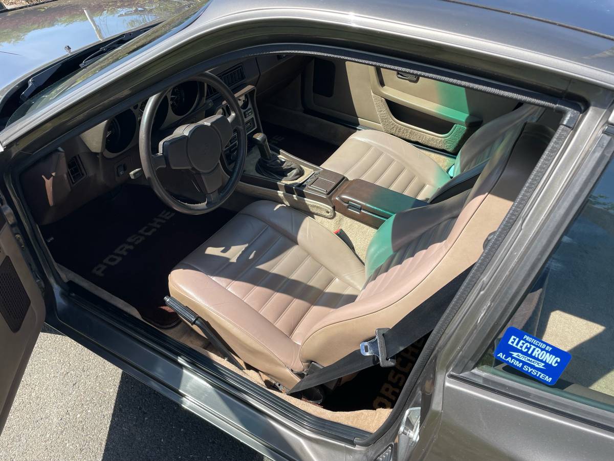 Porsche-944-1983-brown-19