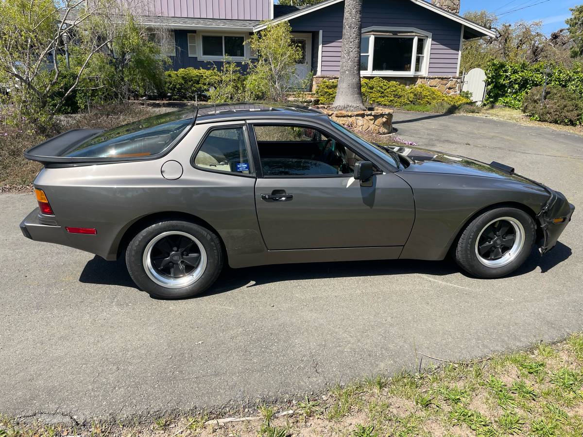 Porsche-944-1983-brown-29