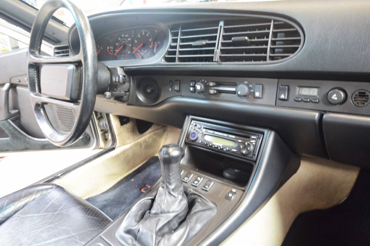 Porsche-944-turbo-1986-18