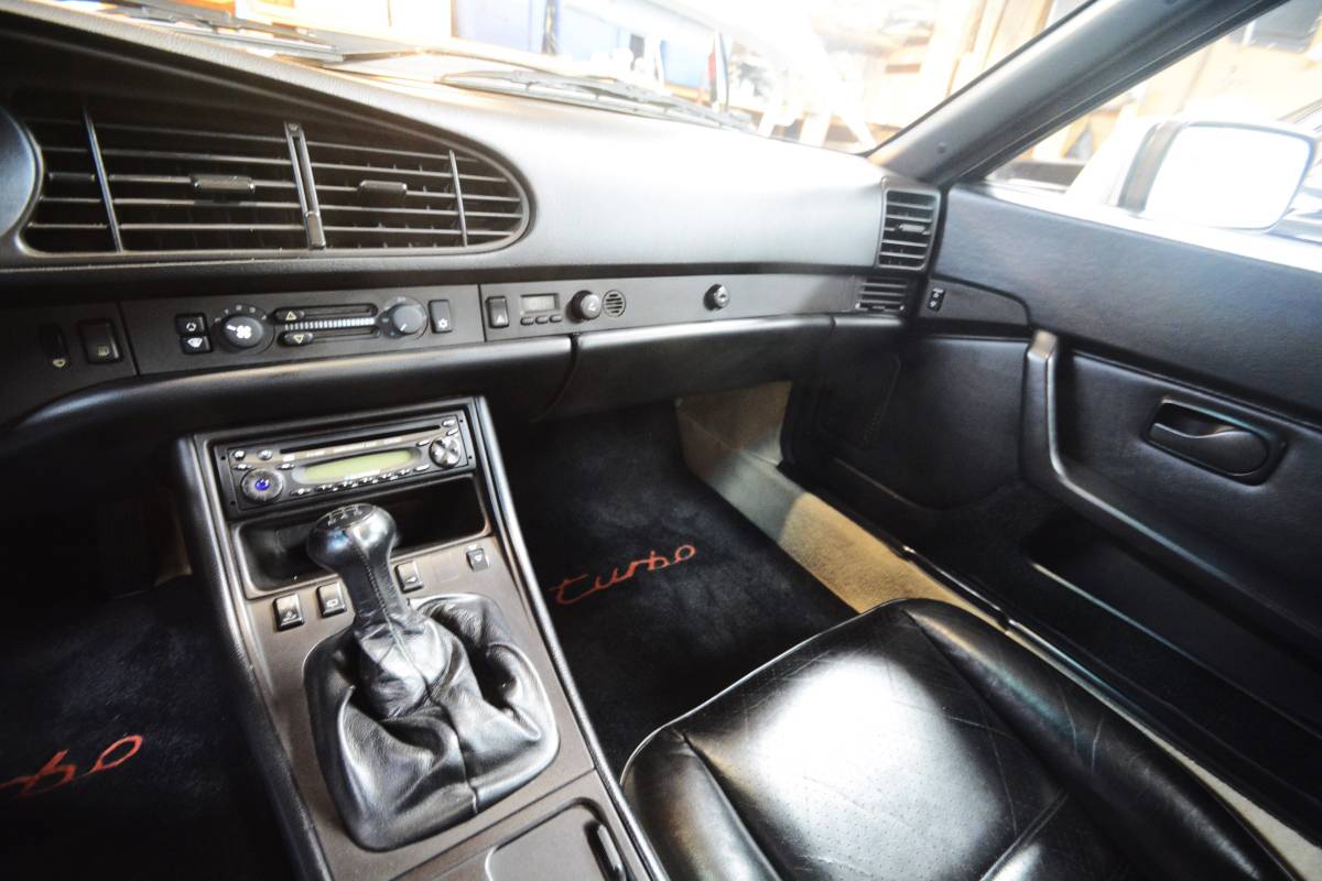 Porsche-944-turbo-1986-21