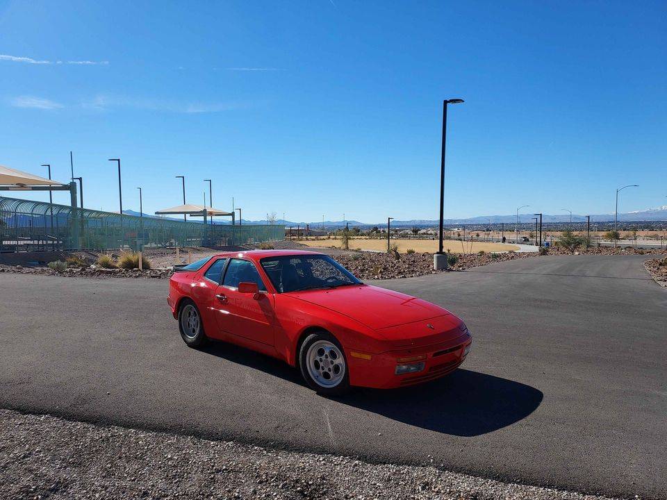 Porsche-944-turbo-1986-red