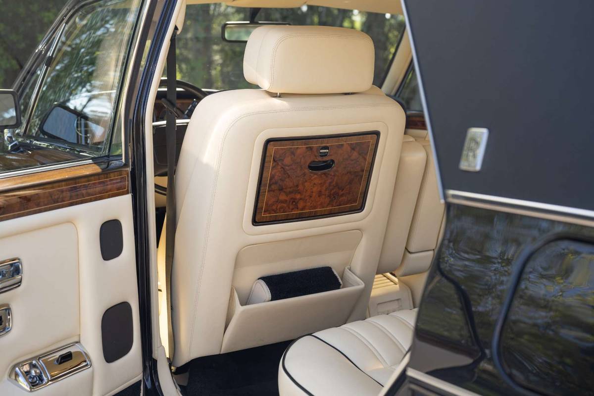 Rolls-royce-silver-spur-1995-black-3