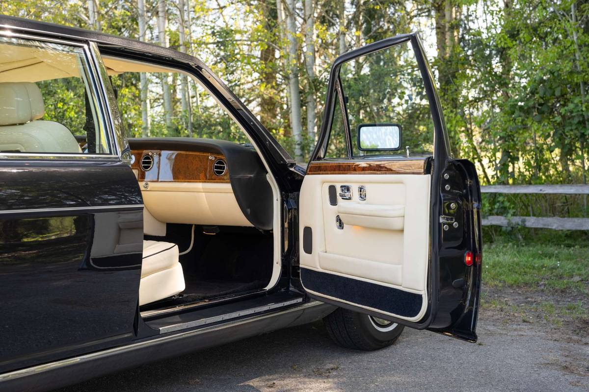 Rolls-royce-silver-spur-1995-black-4
