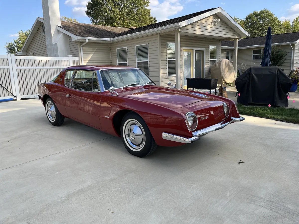 Studebaker-Avanti-1963-Red-Fawn