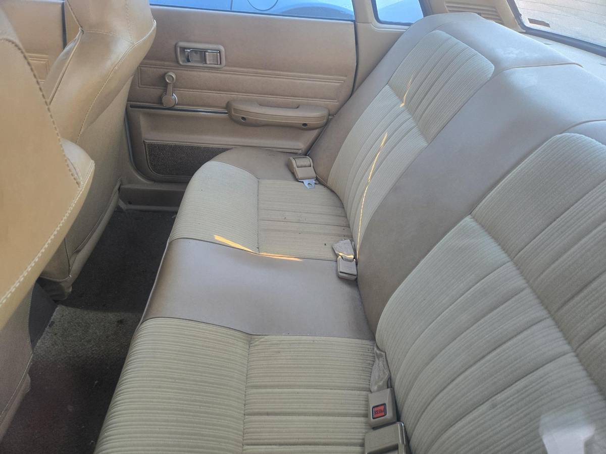 Subaru-1600-1980-white-10