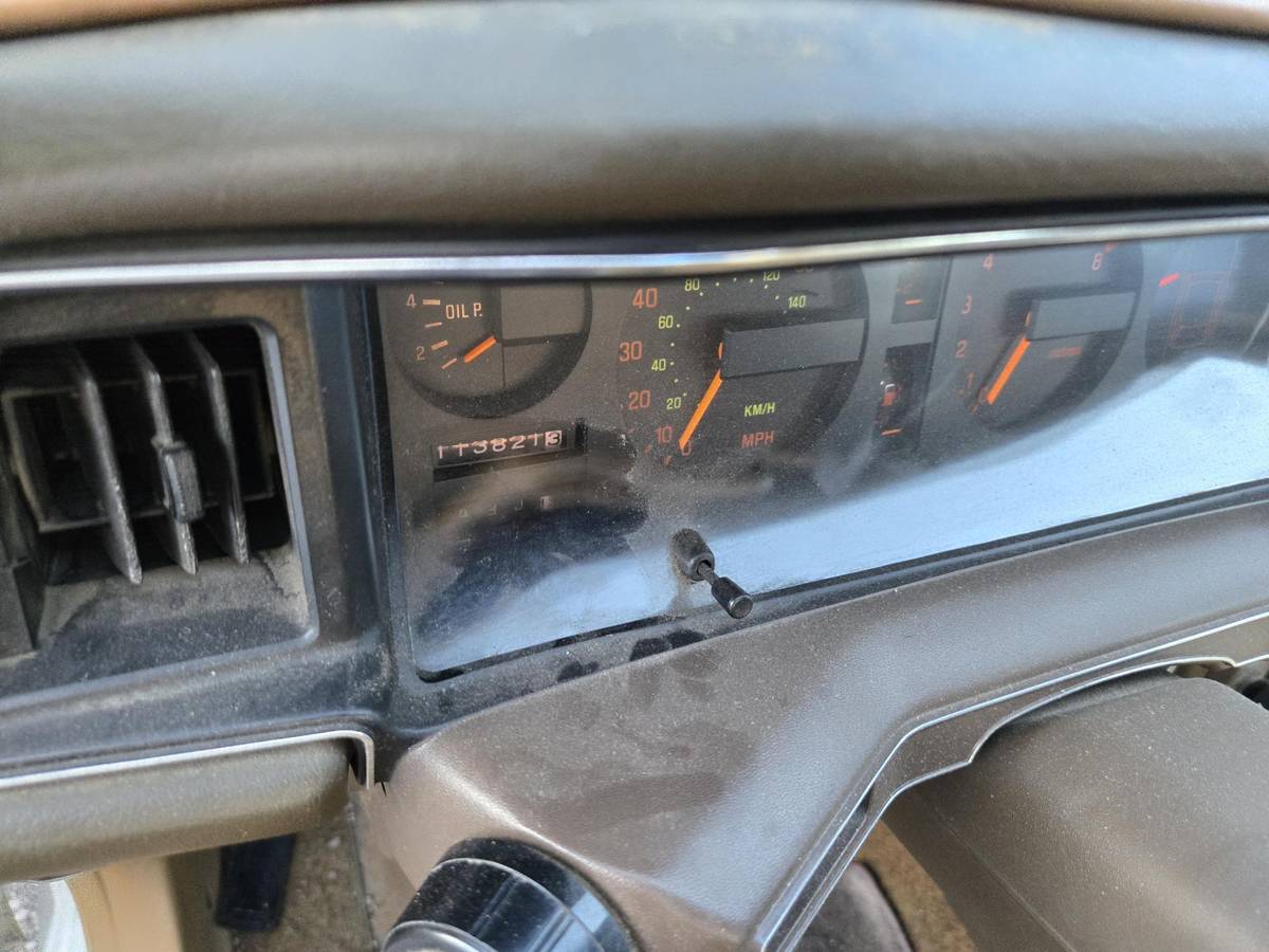 Subaru-1600-1980-white-4