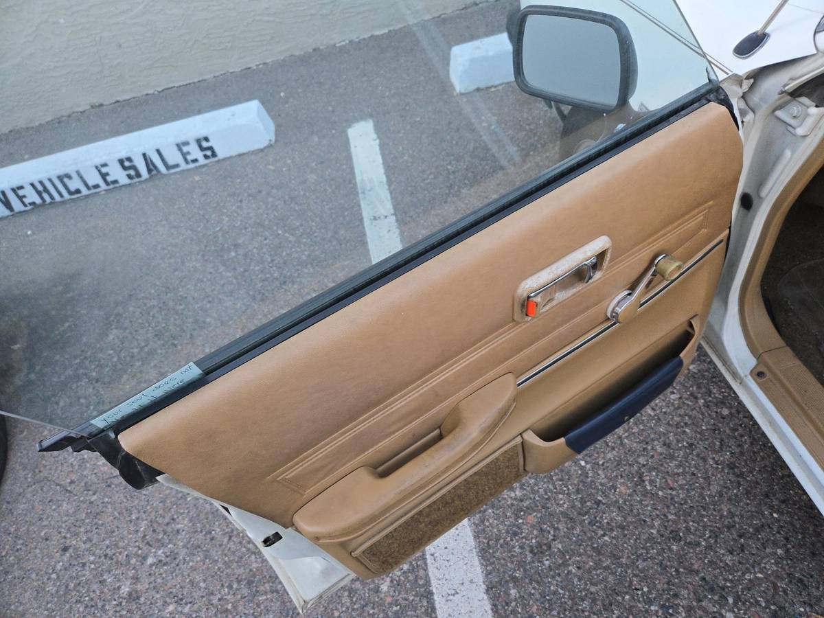 Subaru-1600-1980-white-9