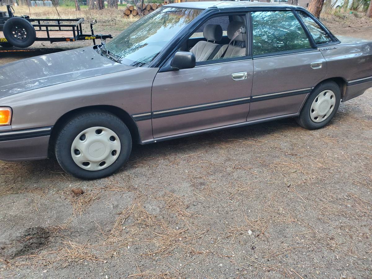 Subaru-legacy-1990