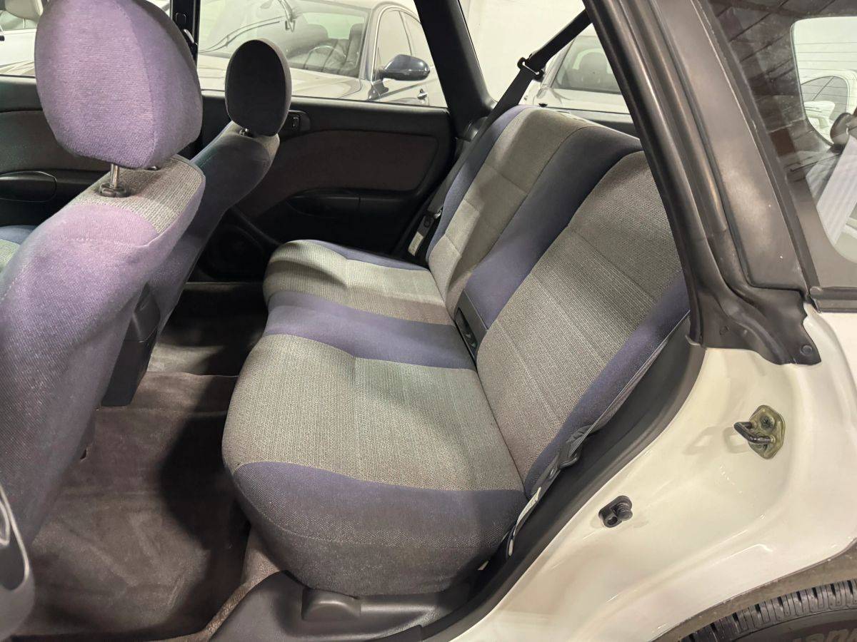 Subaru-legacy-1996-white-12