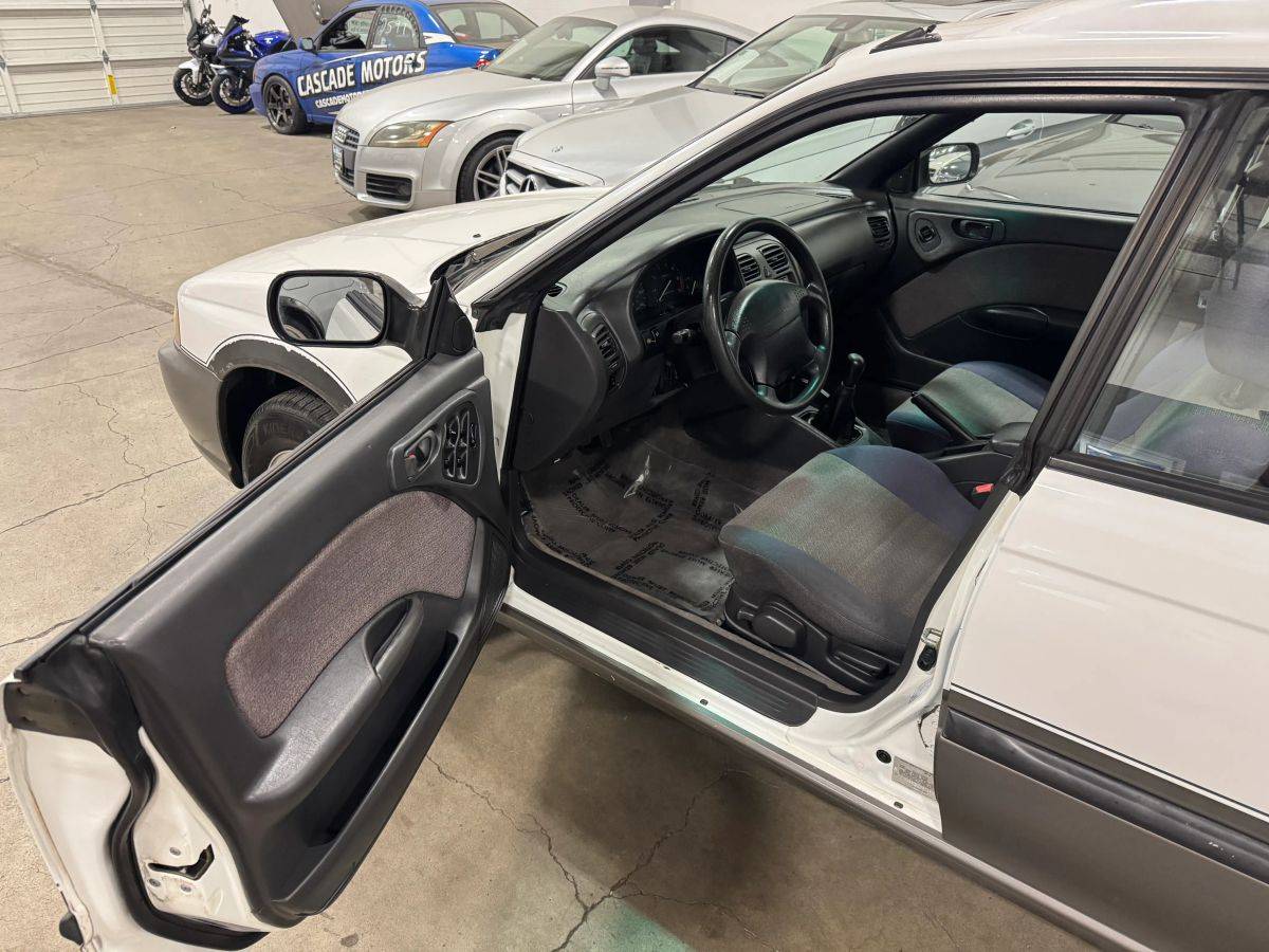 Subaru-legacy-1996-white-16