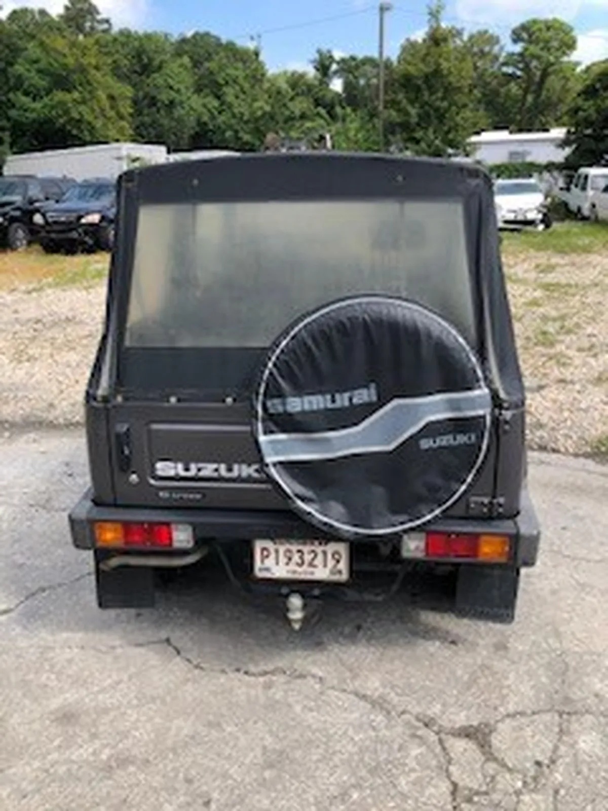Suzuki-Samurai-1987-Medium-Gray-Metalic-Black-amp-Gray-3