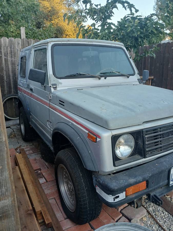 Suzuki-samurai-1986-grey-1