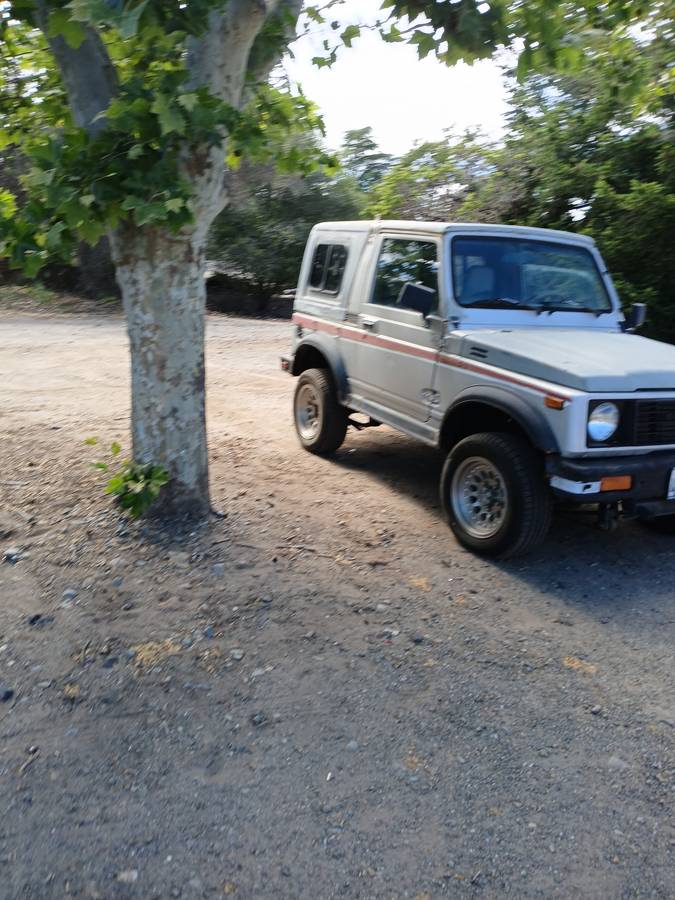 Suzuki-samurai-1986-grey-5