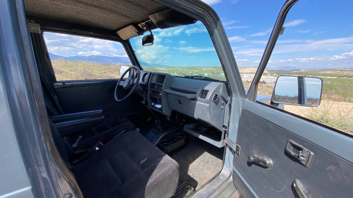 Suzuki-samurai-sj413-tintop-1988-grey-3