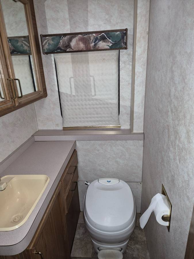 Tioga-fleetwood-rv-1994-white-7