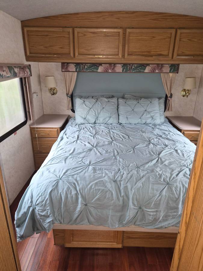 Tioga-fleetwood-rv-1994-white-8