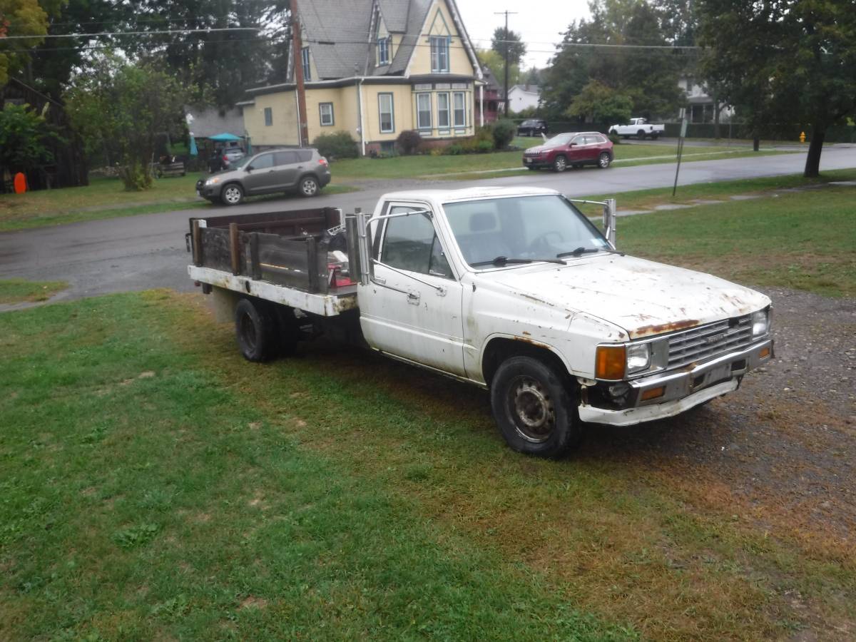 Toyota-1-ton-truck-1986-white-1