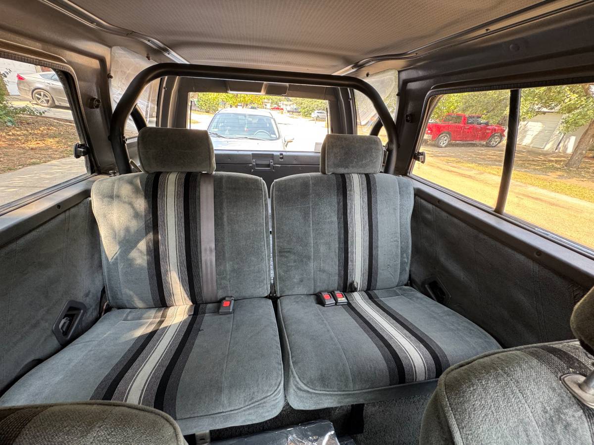 Toyota-4runner-4wd-1989-white-7
