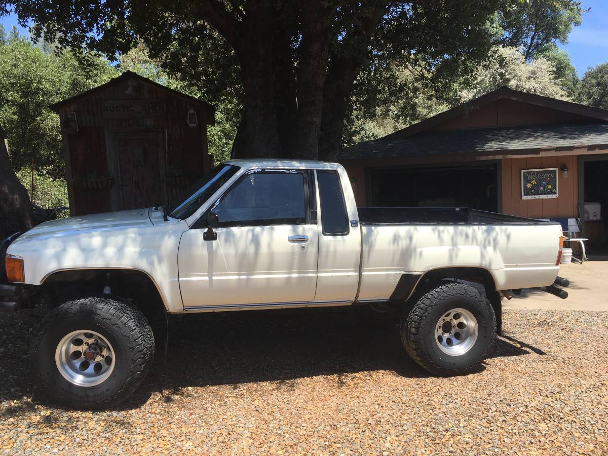 Toyota-4x4-sr5-ext.cab-1985-white