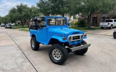 Toyota-Land-Cruiser-1974-SUV-2