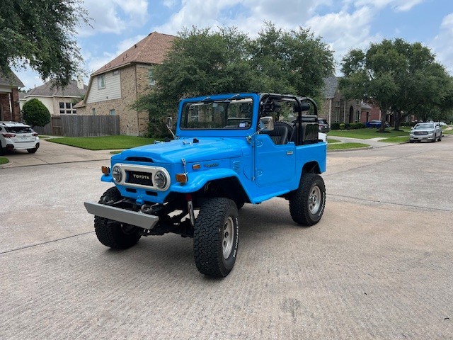 Toyota-Land-Cruiser-1974-SUV-4