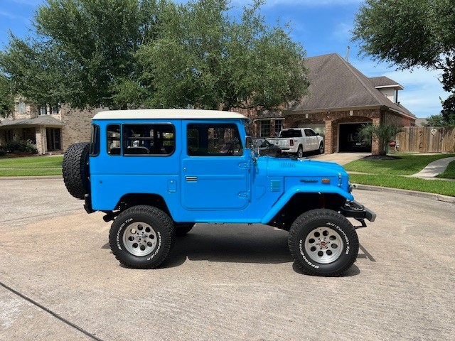 Toyota-Land-Cruiser-1974-SUV-5
