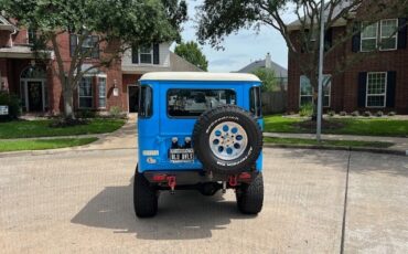 Toyota-Land-Cruiser-1974-SUV-7