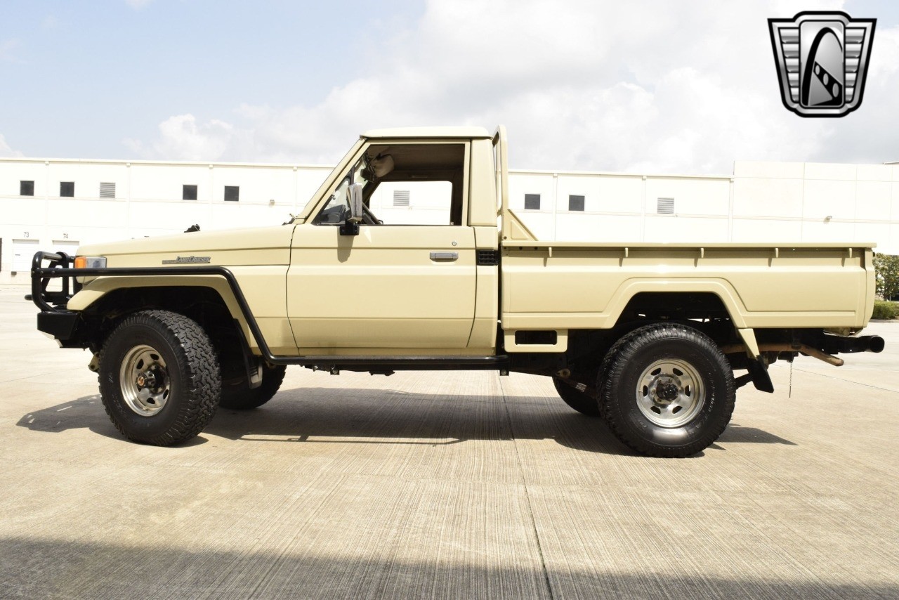 Toyota-Land-Cruiser-1990-pickup-2