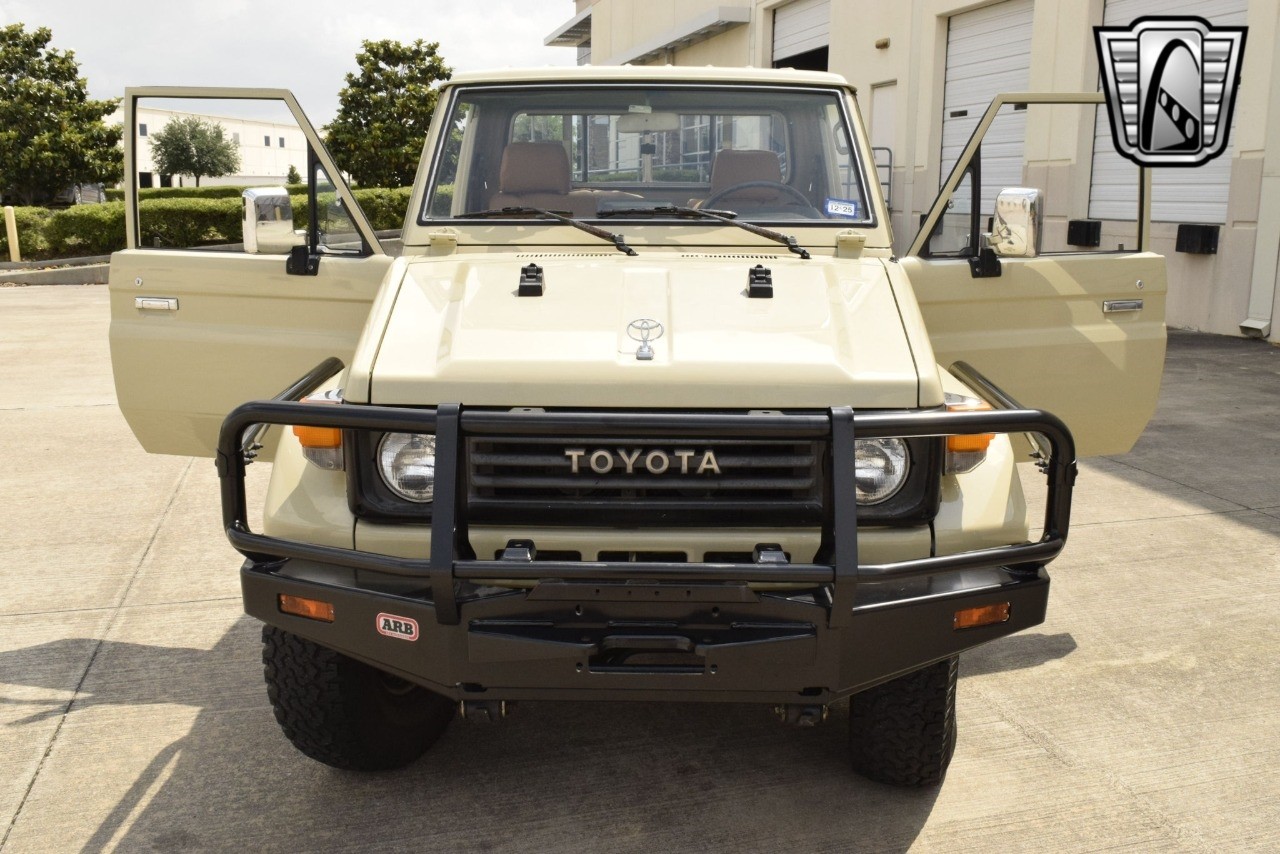 Toyota-Land-Cruiser-1990-pickup-31