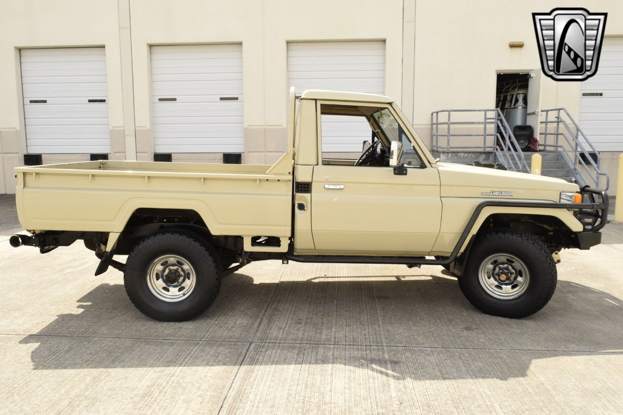 Toyota-Land-Cruiser-1990-pickup-4