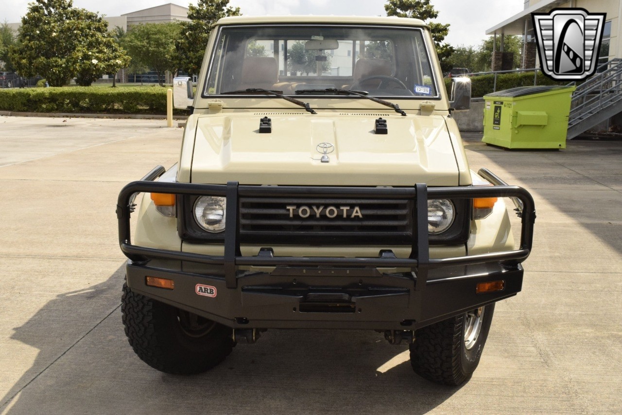 Toyota-Land-Cruiser-1990-pickup-6