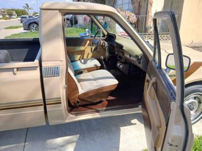 Toyota-Pickup-1982-Tan-1