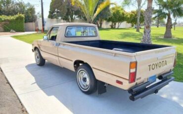 Toyota-Pickup-1982-Tan-11