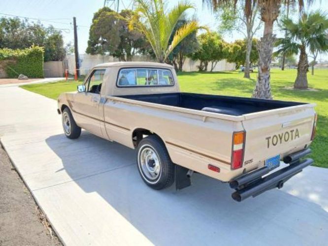 Toyota-Pickup-1982-Tan-11