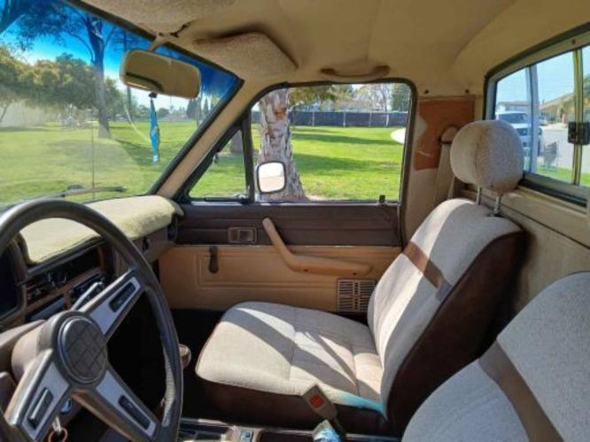 Toyota-Pickup-1982-Tan-13
