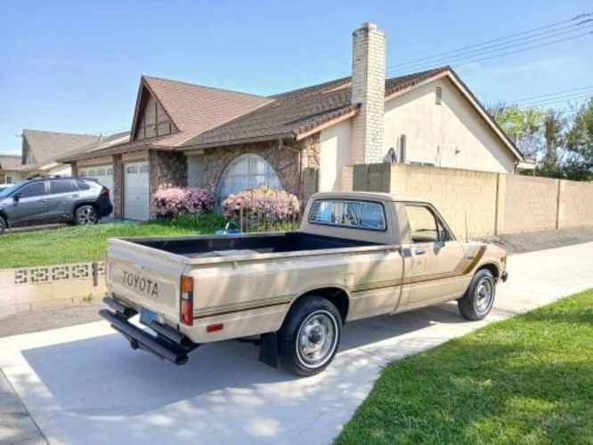 Toyota-Pickup-1982-Tan-3
