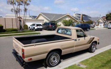 Toyota-Pickup-1982-Tan