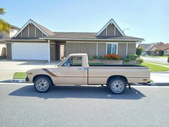 Toyota-Pickup-1982-Tan-4