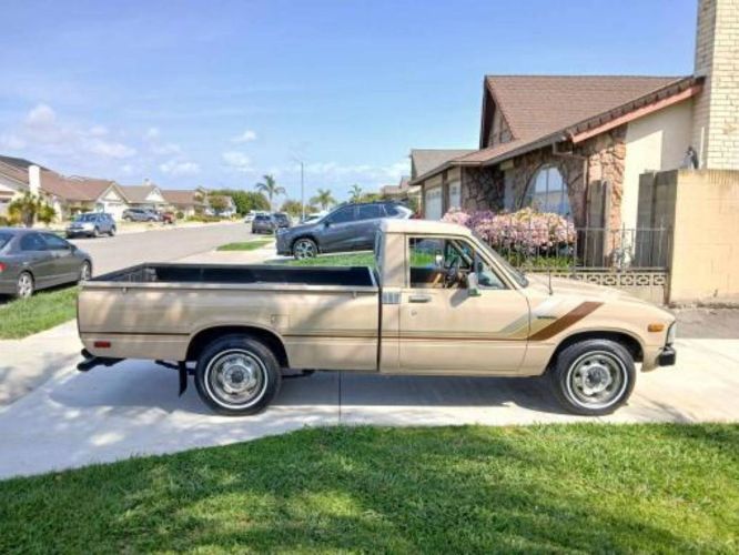 Toyota-Pickup-1982-Tan-5