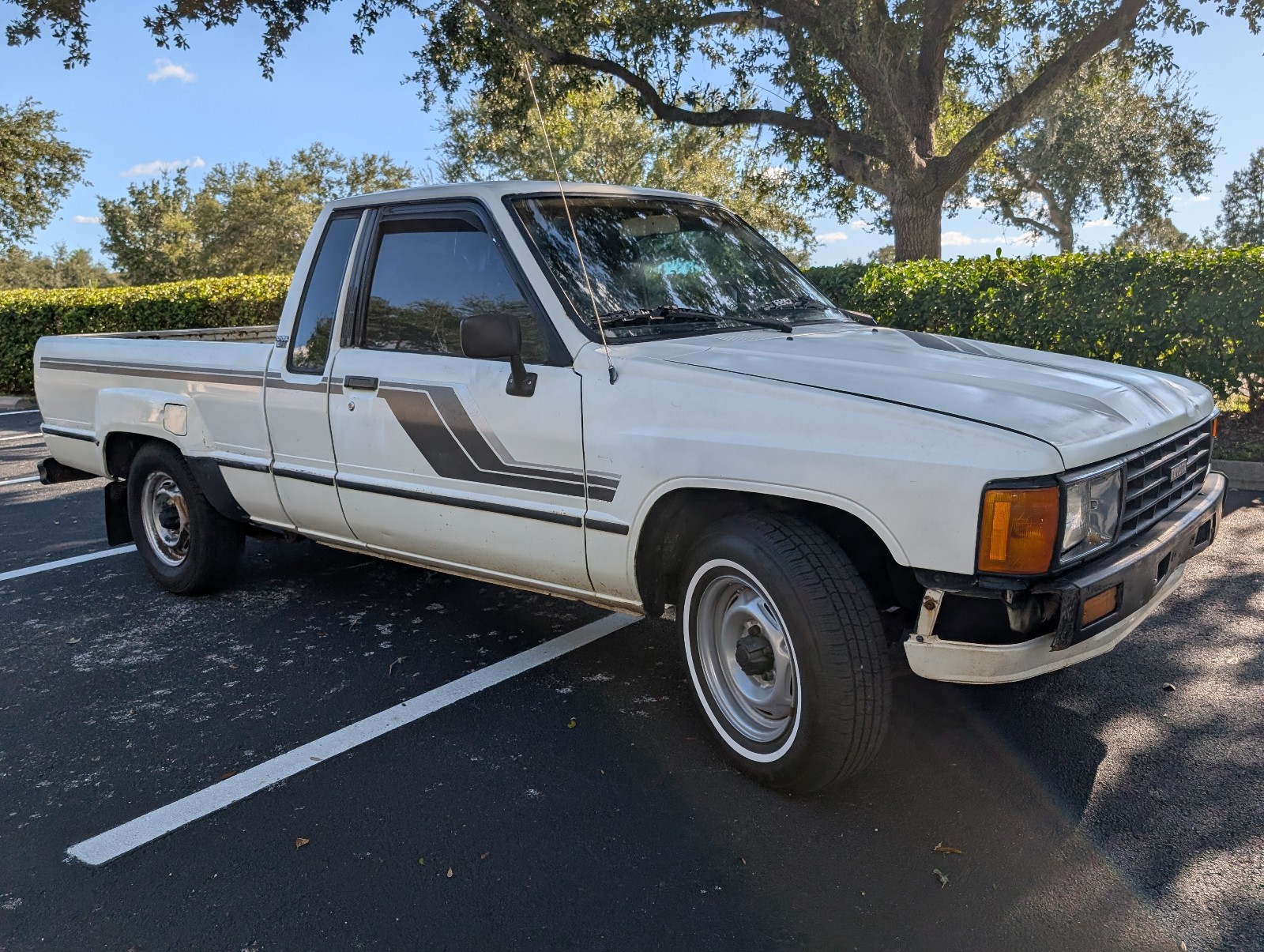 Toyota-Tacoma-1985-3