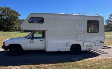 Toyota-camper-4x2-1985-white-1
