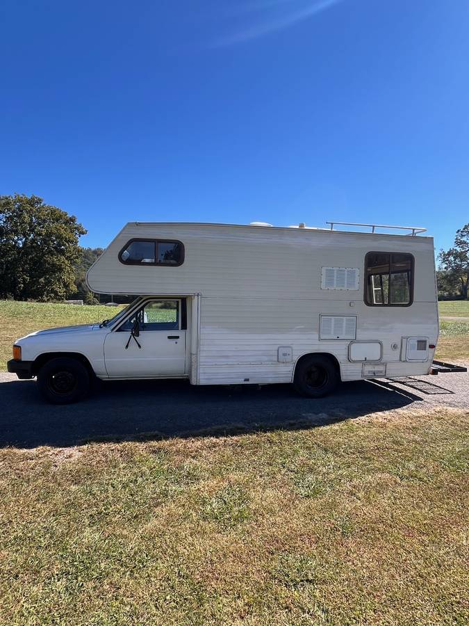 Toyota-camper-4x2-1985-white-1