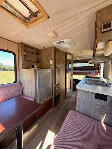 Toyota-camper-4x2-1985-white-10
