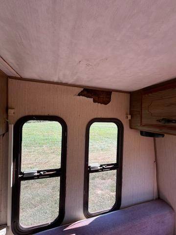 Toyota-camper-4x2-1985-white-13